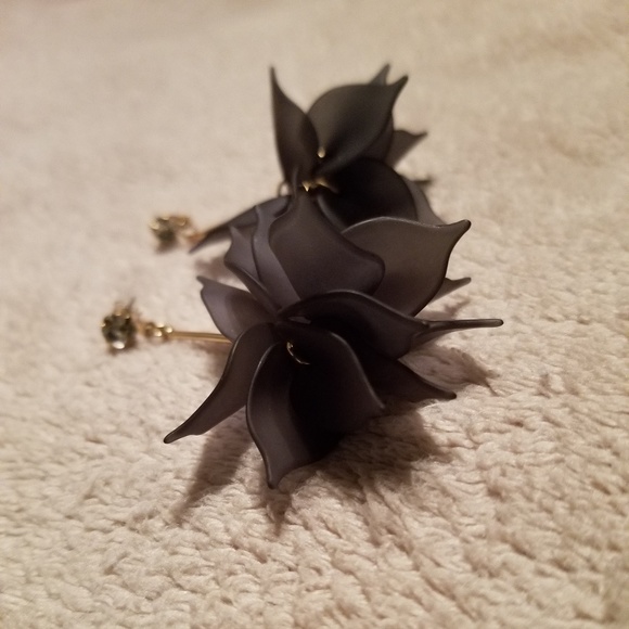 Black Flower Drop Earring - Picture 5 of 5